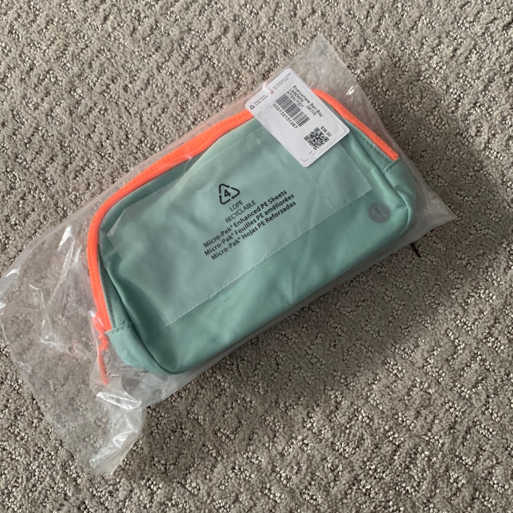 COPY - Lululemon NWT a belt bag!